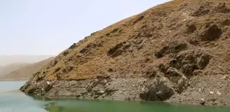 Hakkari Yüksekova'da yaşanan kuraklık sebebiyle barajdaki su seviyesi 30 metre azaldı
