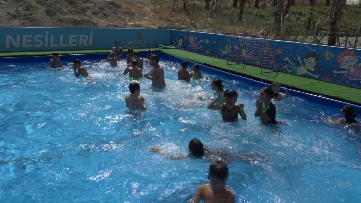 Buca Belediyesi\'nden Çocuklara Yüzme Eğitimi