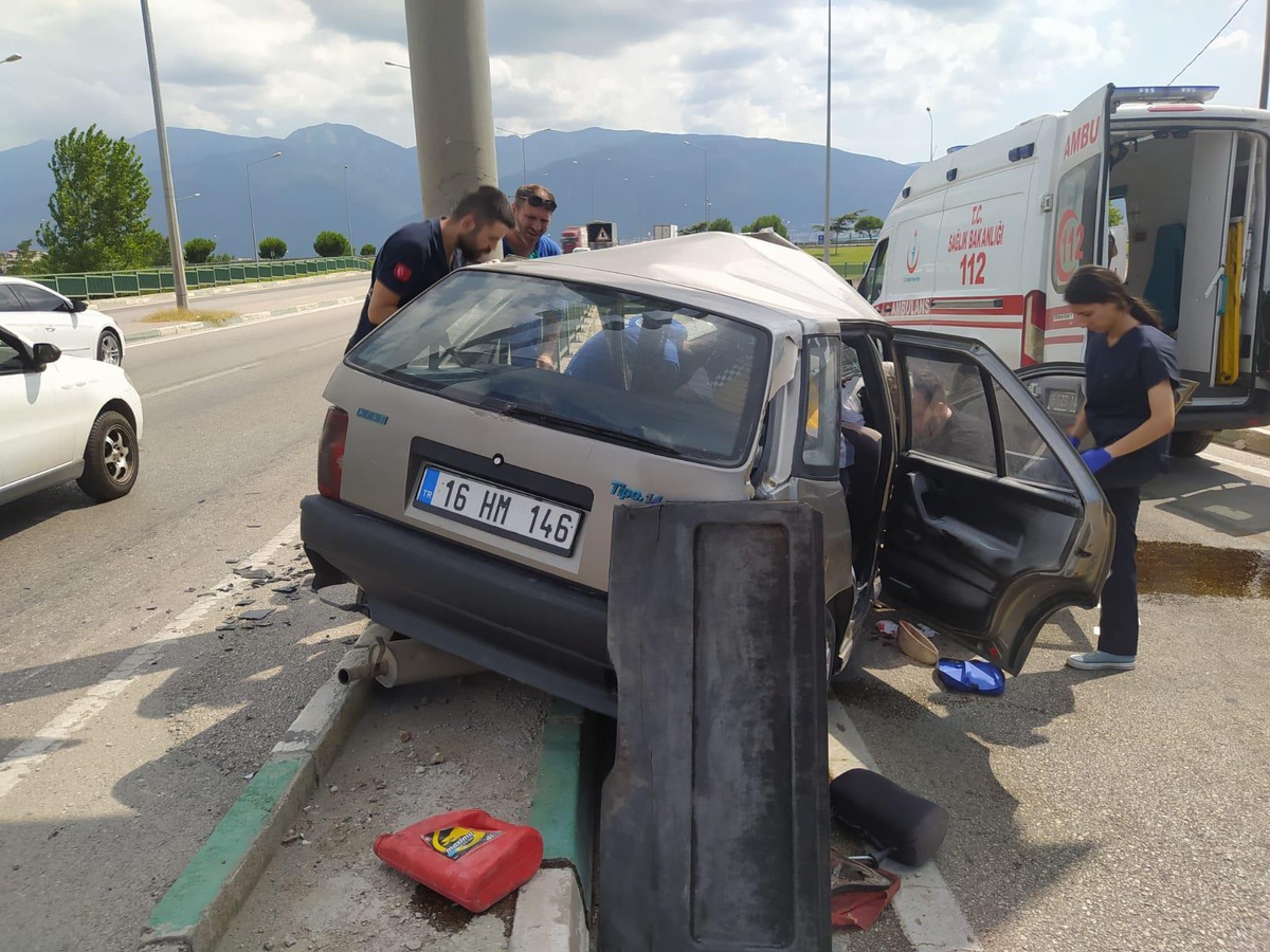 Bursa\'da direğe çarpan otomobilin sürücüsü ağır yaralandı