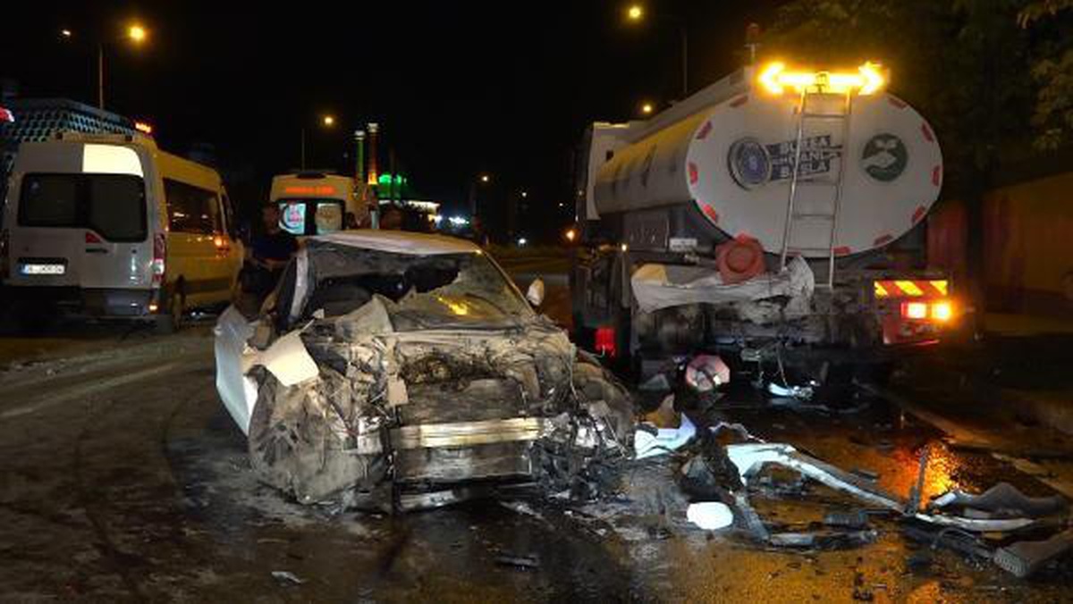 Bursa\'da sulama tankerine çarpan otomobil, zincirleme kazaya yol açtı: 1\'i ağır 5 yaralı