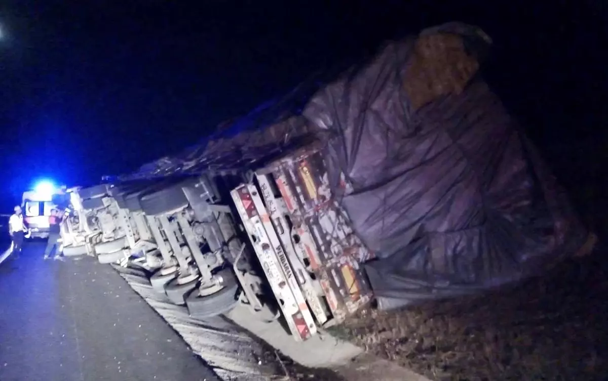 Çanakkale\'de balya yüklü tır devrildi