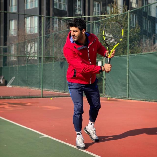 Canım Annem dizisinin yakışıklı oyuncusu Emre Atılgan, tenis kortunun tozunu attırdı