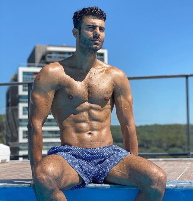 Canım Annem dizisinin yakışıklı oyuncusu Emre Atılgan, tenis kortunun tozunu attırdı