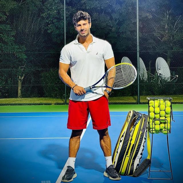 Canım Annem dizisinin yakışıklı oyuncusu Emre Atılgan, tenis kortunun tozunu attırdı