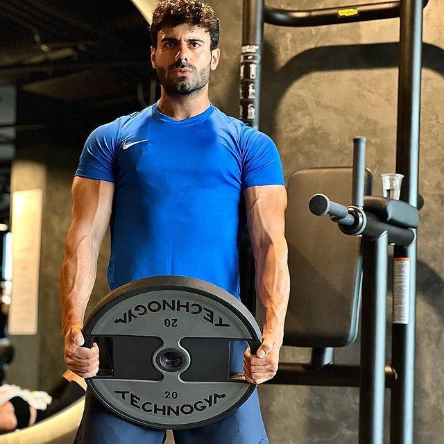 Canım Annem dizisinin yakışıklı oyuncusu Emre Atılgan, tenis kortunun tozunu attırdı