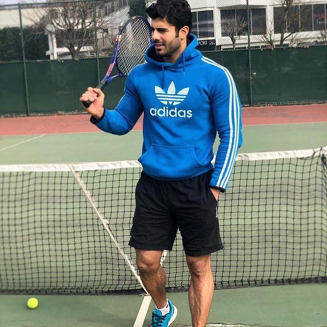 Canım Annem dizisinin yakışıklı oyuncusu Emre Atılgan, tenis kortunun tozunu attırdı