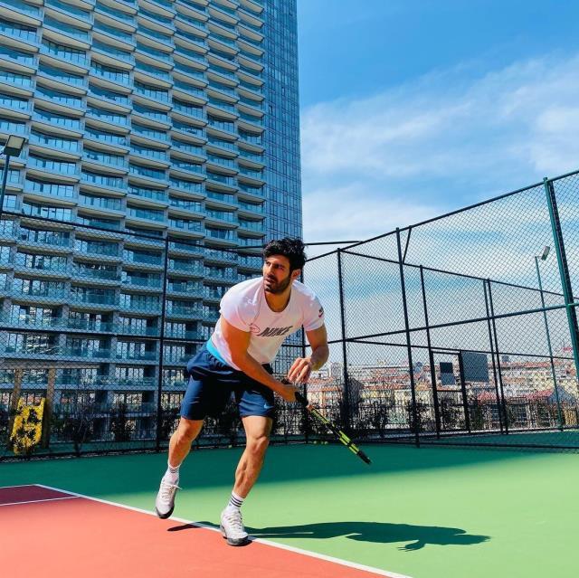 Canım Annem dizisinin yakışıklı oyuncusu Emre Atılgan, tenis kortunun tozunu attırdı