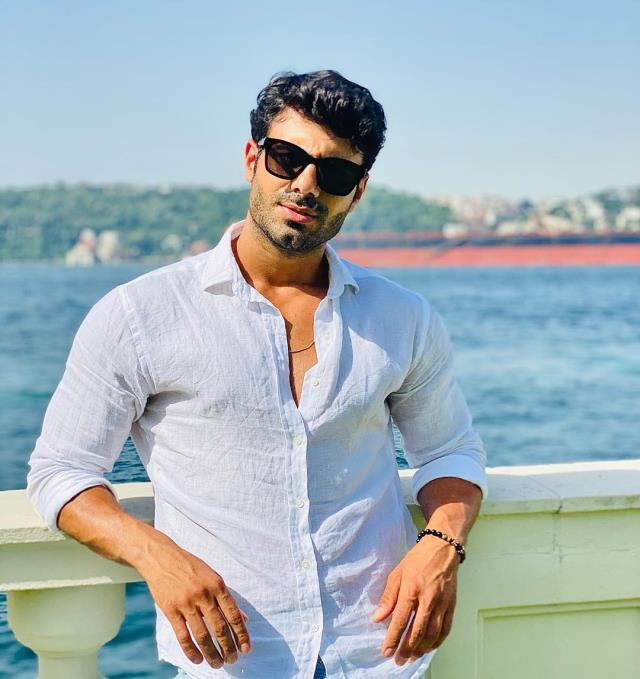 Canım Annem dizisinin yakışıklı oyuncusu Emre Atılgan, tenis kortunun tozunu attırdı