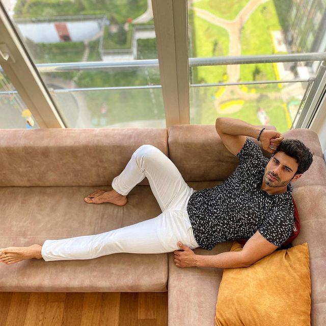 Canım Annem dizisinin yakışıklı oyuncusu Emre Atılgan, tenis kortunun tozunu attırdı