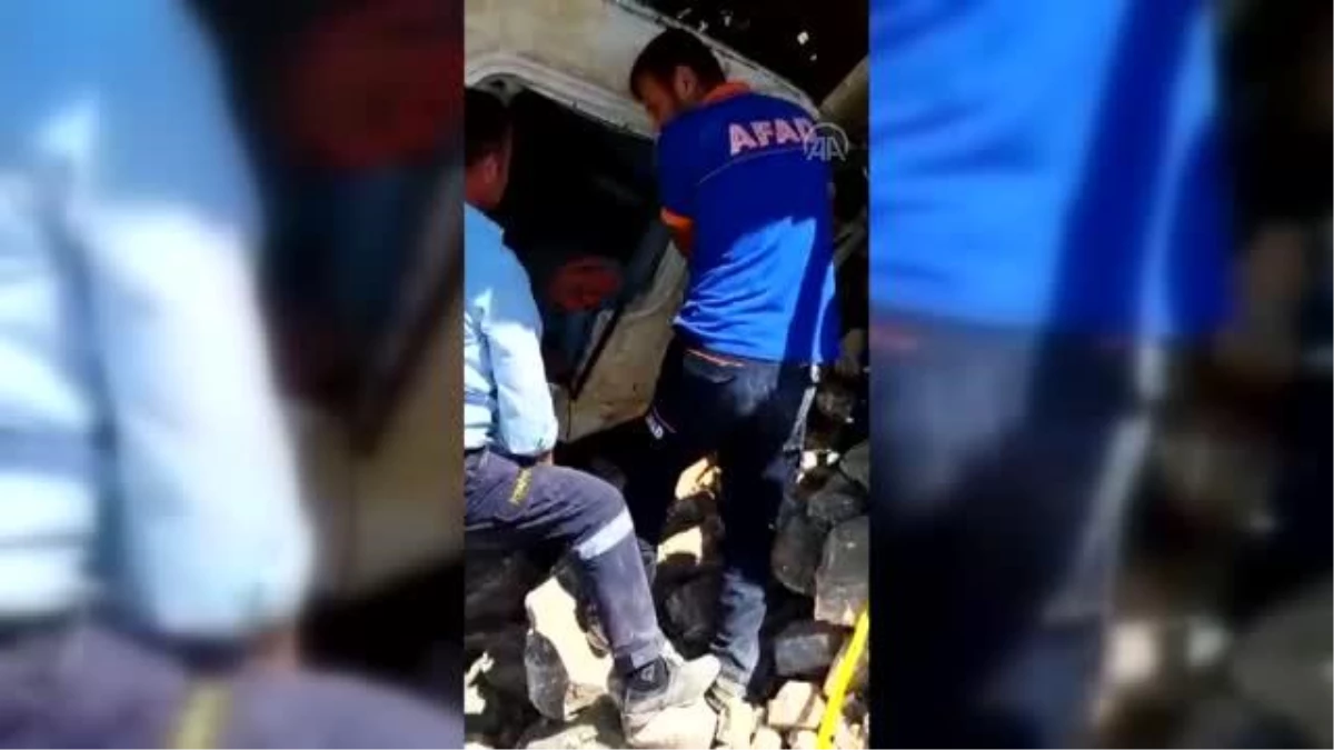 Tokat\'ta devrilen taş yüklü kamyonun altında kalan sürücü öldü