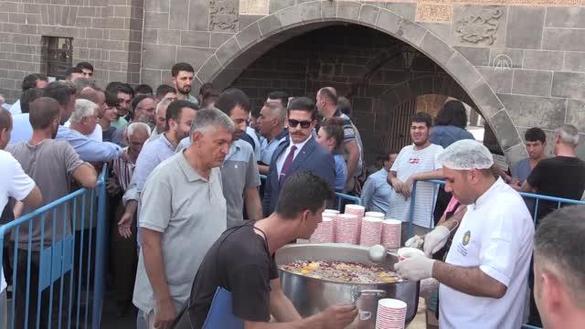Diyarbakır Valisi Su aşure dağıttı
