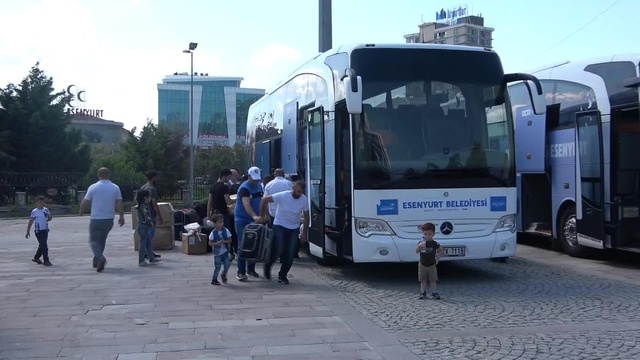54 Suriyeli, 'Burada her şey çok pahalı' diyerek ülkelerine geri döndü 54 Suriyeli, 'Burada her şey çok pahalı' diyerek ülkelerine geri döndü