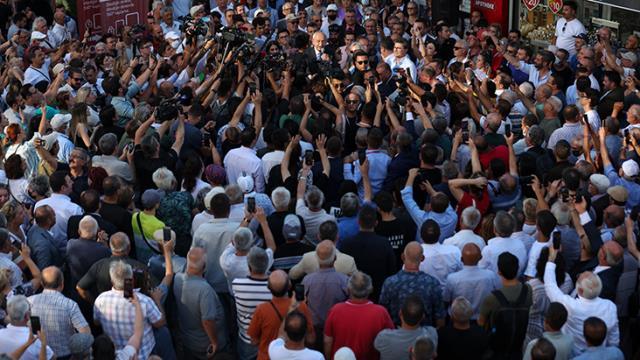 Esnaf ziyareti mitinge dönüştü! Kendini bir anda bankın üzerinde bulan Kılıçdaroğlu, espriyi patlattı