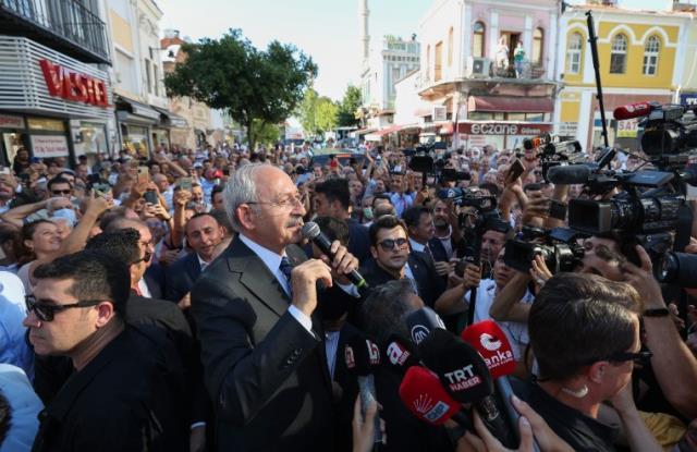 Esnaf ziyareti mitinge dönüştü! Kendini bir anda bankın üzerinde bulan Kılıçdaroğlu, espriyi patlattı