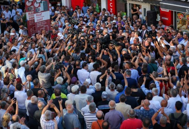 Esnaf ziyareti mitinge dönüştü! Kendini bir anda bankın üzerinde bulan Kılıçdaroğlu, espriyi patlattı