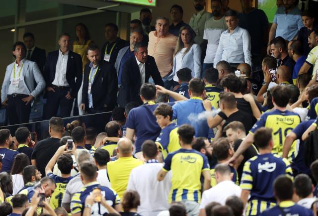 Fenerbahçeliler puan kaybı sonrası deliye döndü! Taraftarla tartışan Ali Koç'tan olay hareket Fenerbahçeliler puan kaybı sonrası deliye döndü! Taraftarla tartışan Ali Koç'tan olay hareket