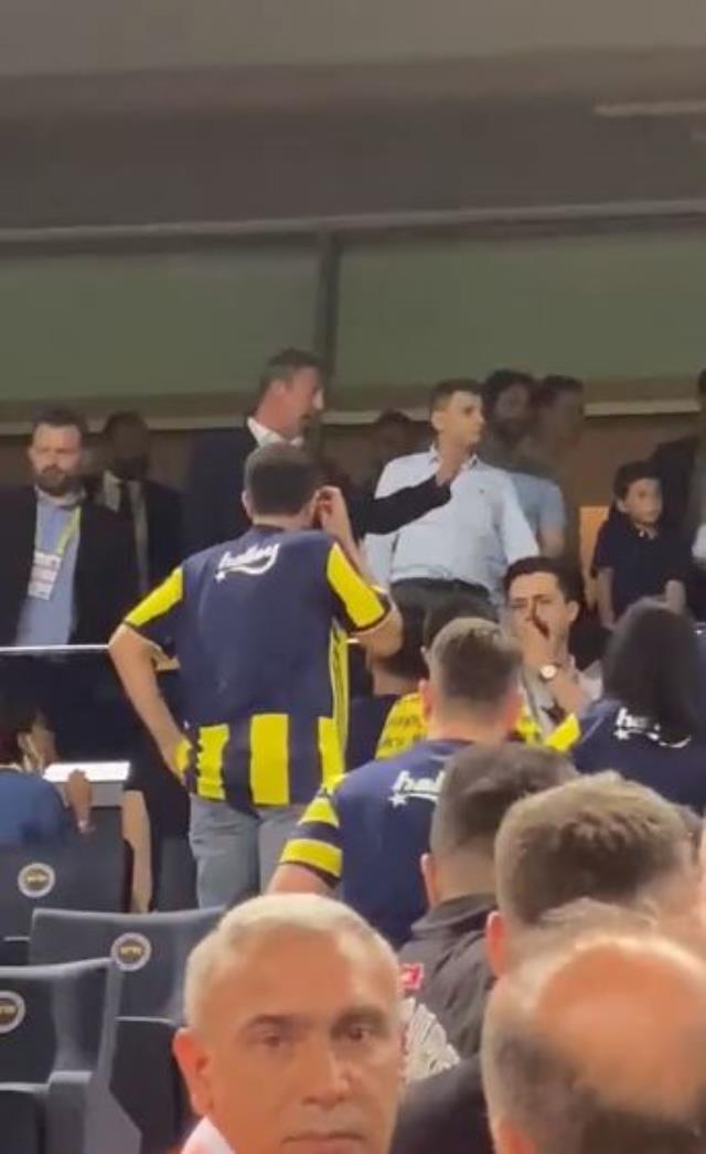 Fenerbahçeliler puan kaybı sonrası deliye döndü! Taraftarla tartışan Ali Koç'tan olay hareket Fenerbahçeliler puan kaybı sonrası deliye döndü! Taraftarla tartışan Ali Koç'tan olay hareket
