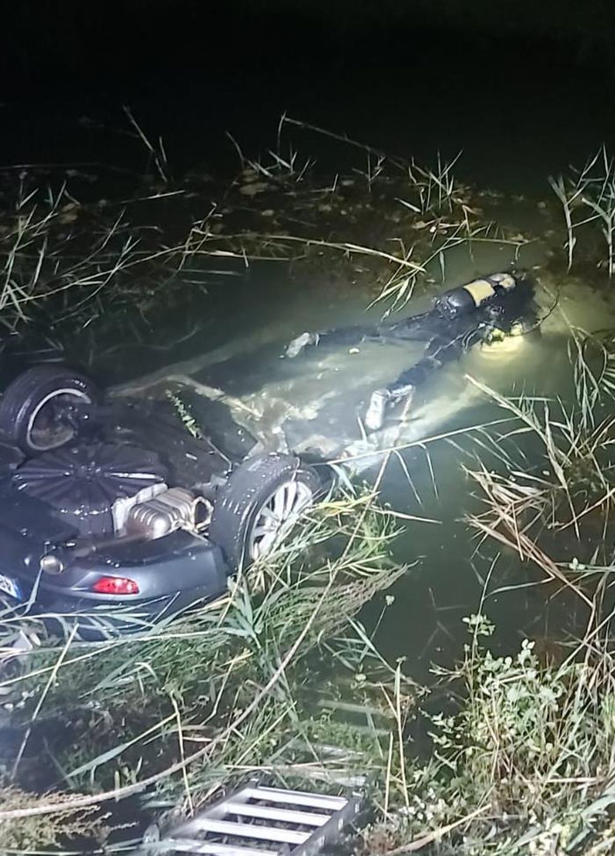Su kanalına düşen otomobildeki 2 kişi hayatını kaybetti