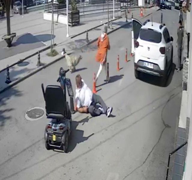 Bu kadın bir kahraman! Saniyeler içinde hem eşini hem de yaşlı kadını kurtardı