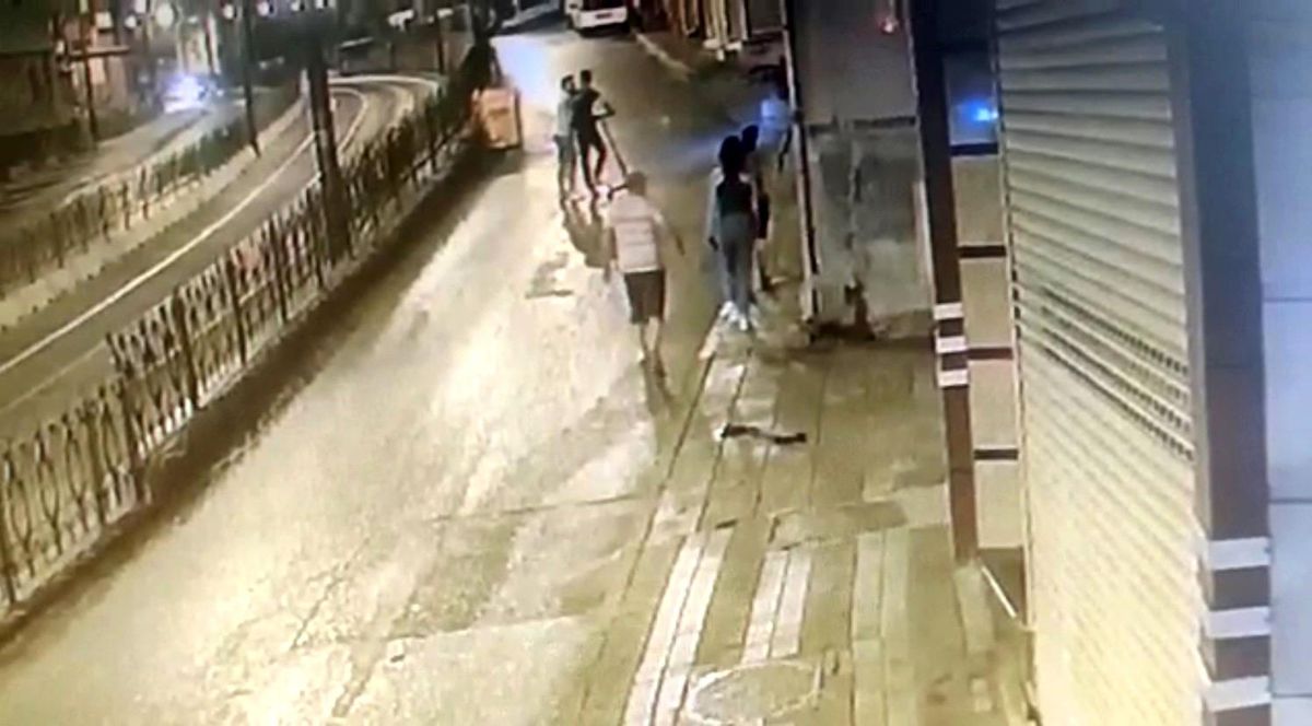 İstanbul\'da polisle şüpheli arasında arbede kamerada: Polisi gözüne yumruk atıp yaraladı