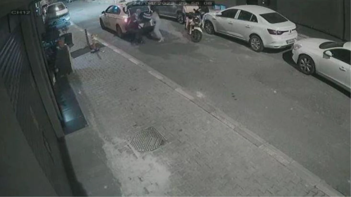 İstanbul\'da taksici ile motokuryenin yumruklu kavgası kamerada! Kadın müşterinin valizini yere atıp gitti
