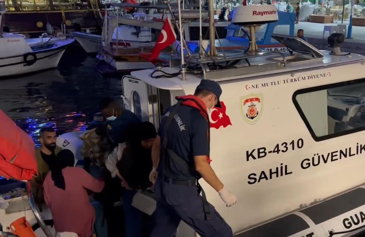 İzmir açıklarında geri itilen 37 düzensiz göçmen kurtarıldı
