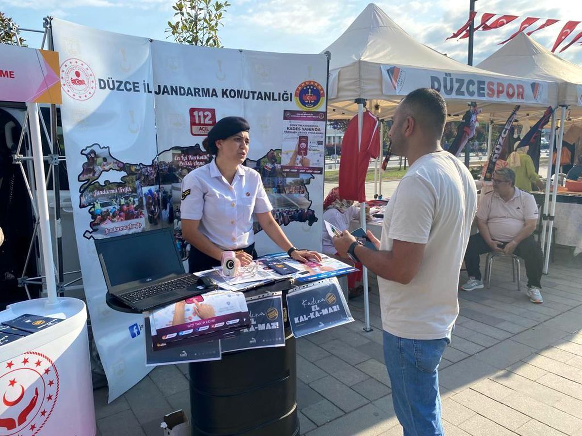 Jandarma ile Aile ve Sosyal ekipleri binlerce kişiye Kades\'i anlattı
