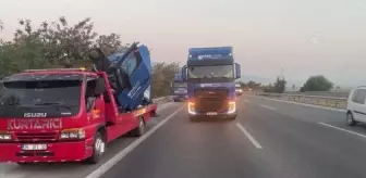 İzmir'de kabini kopan tırın sürücüsü hafif yaralandı