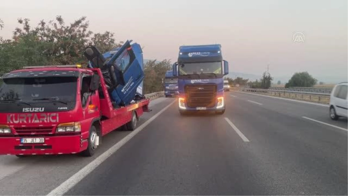 İzmir\'de kabini kopan tırın sürücüsü hafif yaralandı