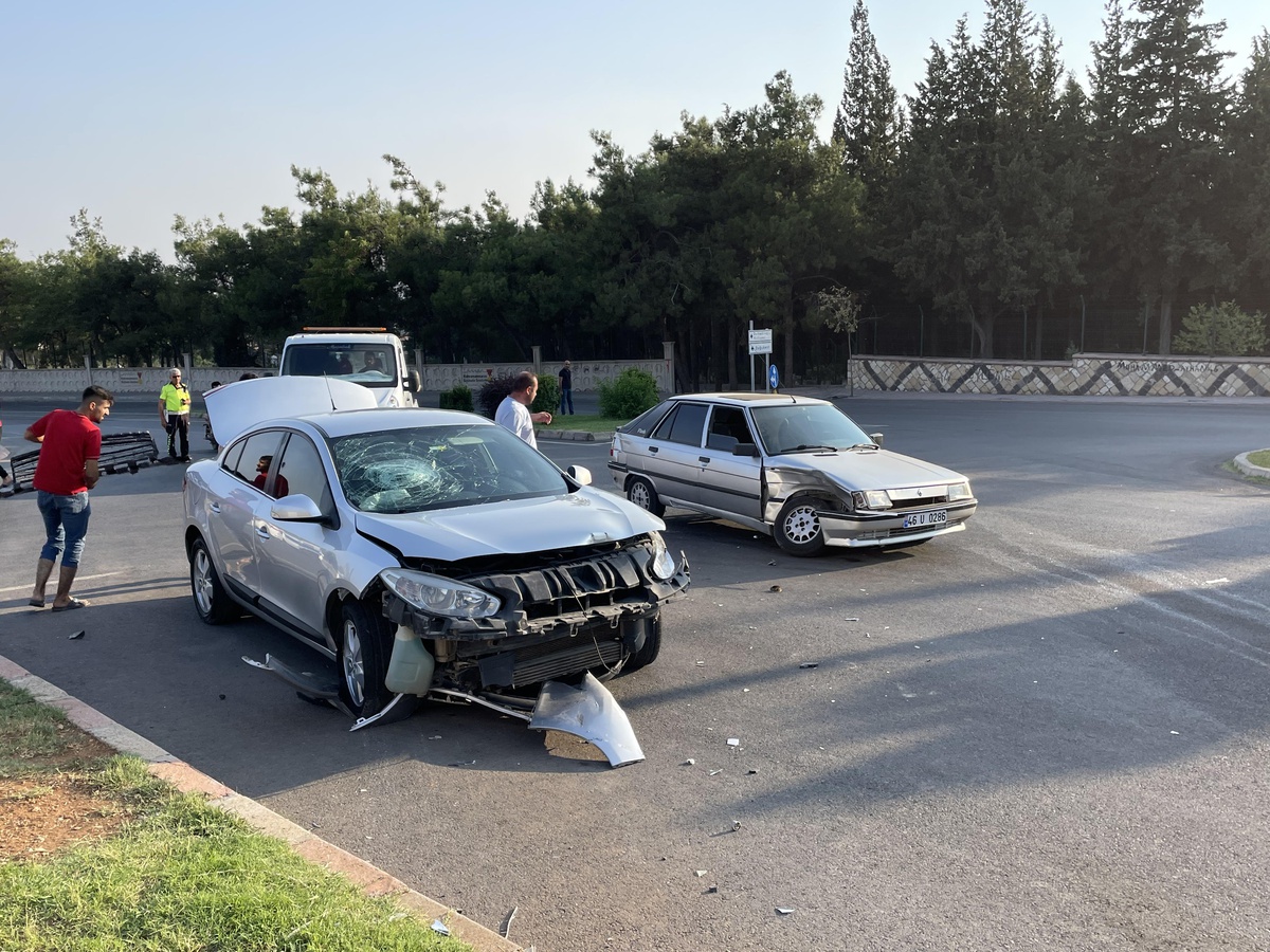 Kahramanmaraş\'ta iki otomobilin çarpıştığı kazada 2 kişi yaralandı