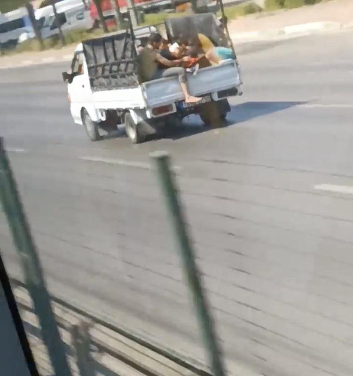 Bursa\'da kamyonet kasasında tehlikeli yolculuk