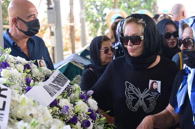 Kardeşinin ölümüyle yıkılan Emel Sayın, cenaze töreninde gözyaşlarına boğuldu