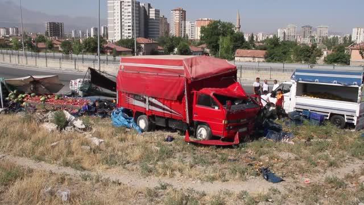 Karpuz yüklü kamyonete çarpan otomobilin sürücüsü öldü