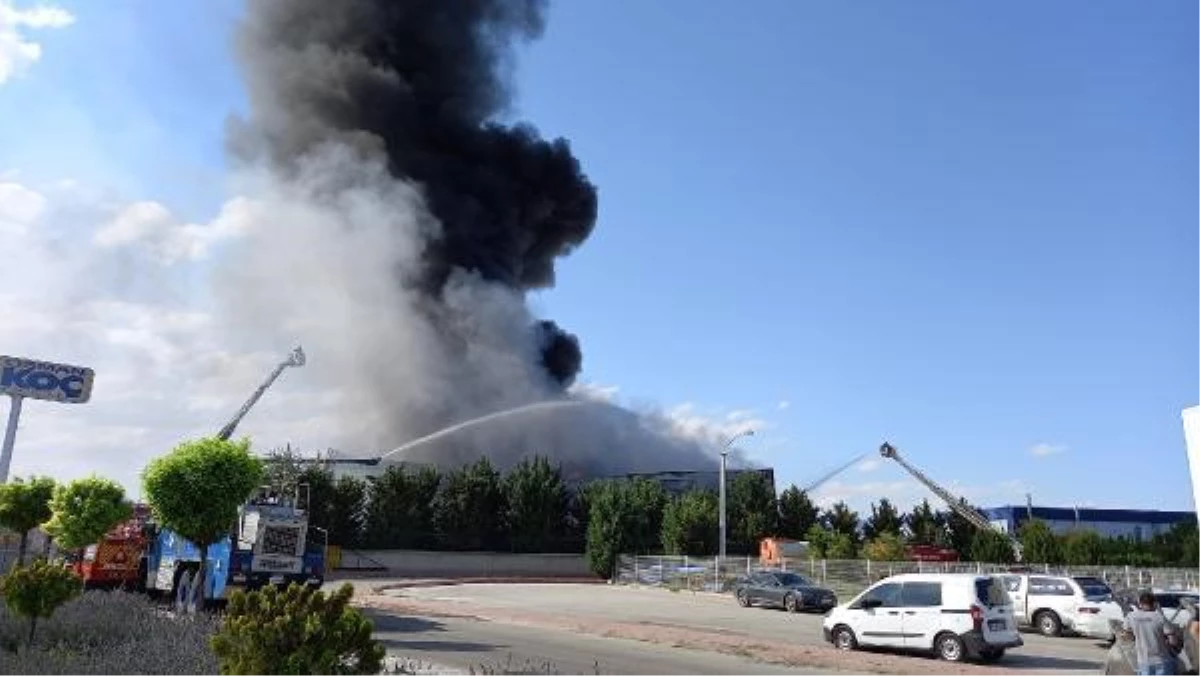 Konya\'da, boya fabrikasında yangın (1)