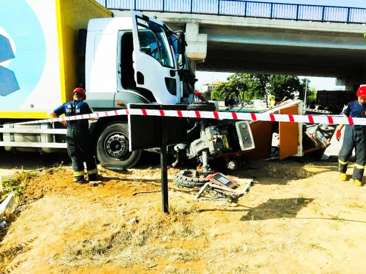 Konya\'da kamyon ile çarpışan traktörün sürücüsü öldü