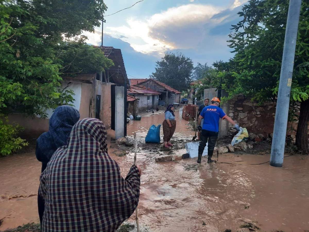 Kütahya\'da sağanak bir köyde su baskınına neden oldu