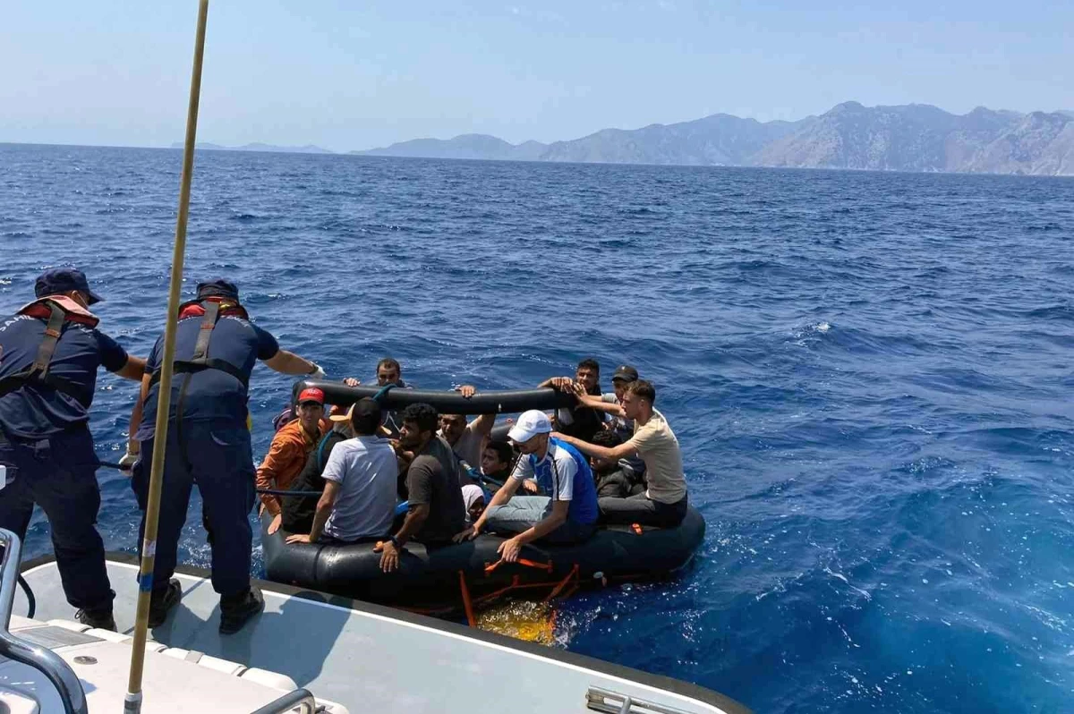 Marmaris\'te 48 düzensiz göçmen kurtarıldı