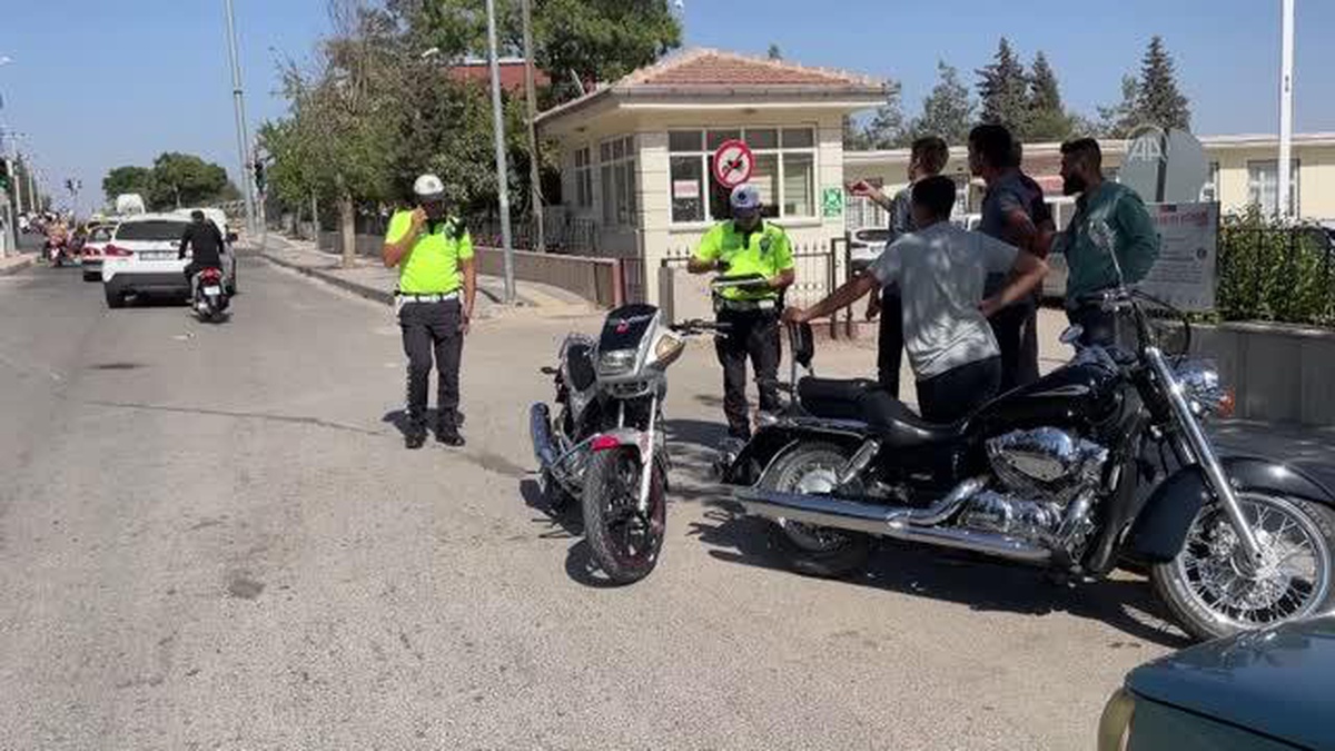 Kilis\'te motosiklet yayaya çarptı, 2 kişi yaralandı