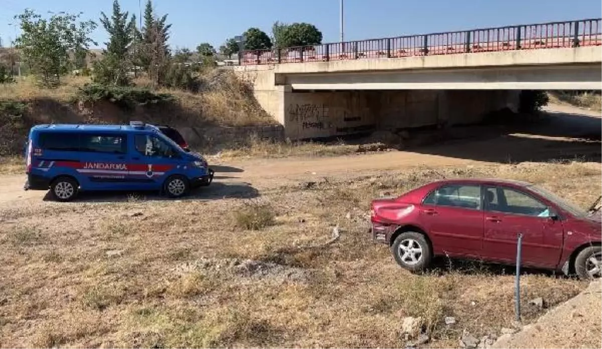 Otomobil, maket polis aracına çarpıp köprüden uçtu