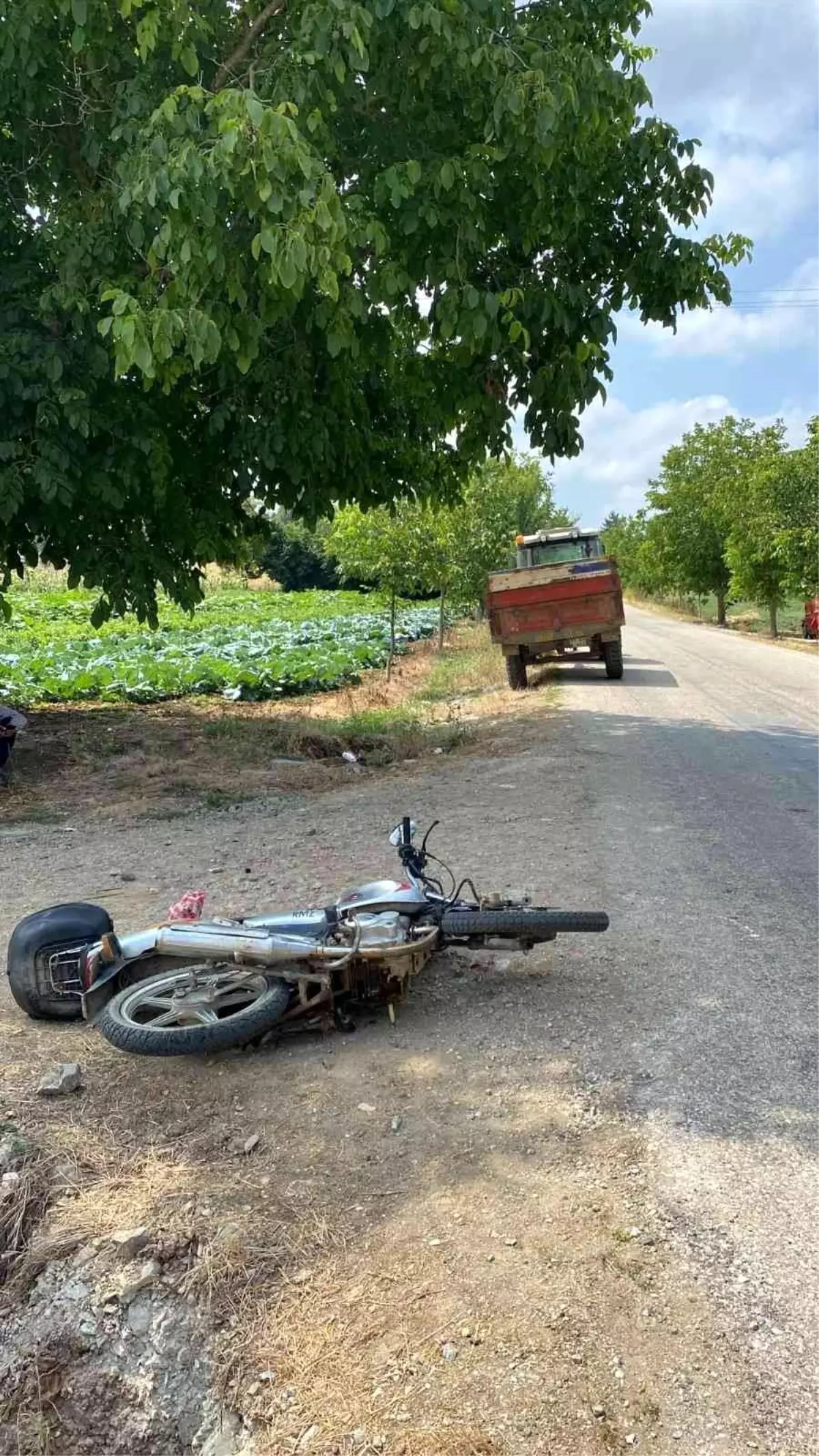 Pazaryeri\'nde traktör ile motosiklet çarpıştı;1 yaralı