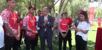 Batmanlı Dünya şampiyonu atletler ve antrenörleri tam altınla ödüllendirildi