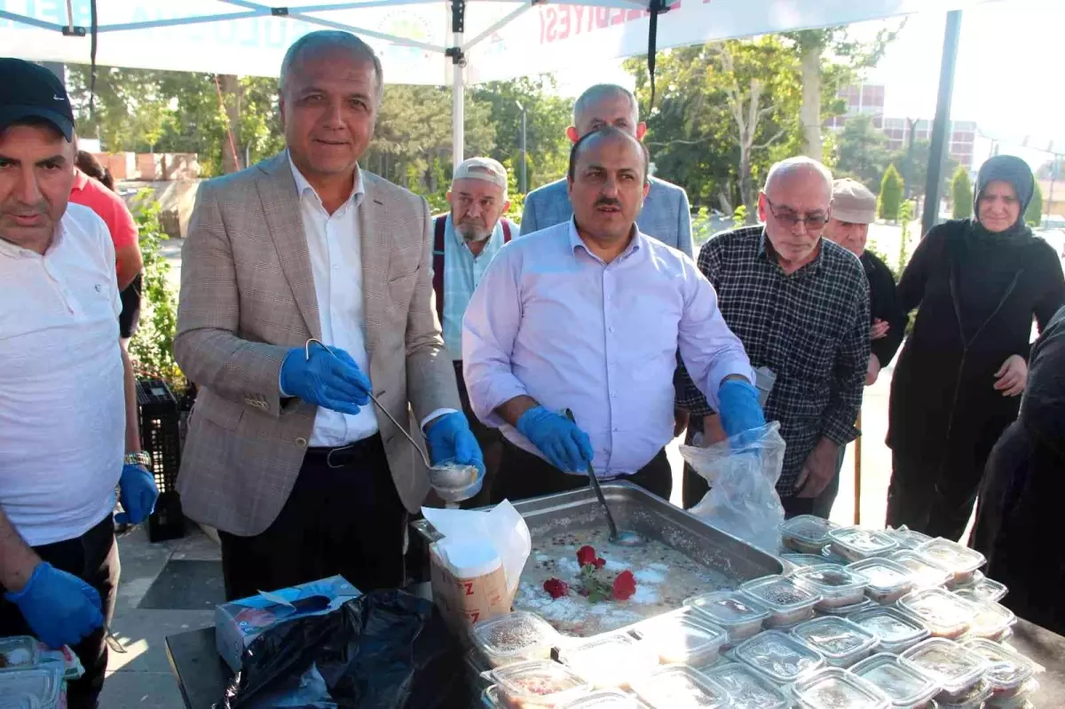 Suluova huzurevinden vatandaşlara aşure ikramı