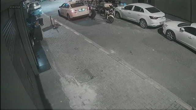 İstanbul'da taksici ile motokuryenin yumruklu kavgası kamerada! Kadın müşterinin valizini yere atıp gitti