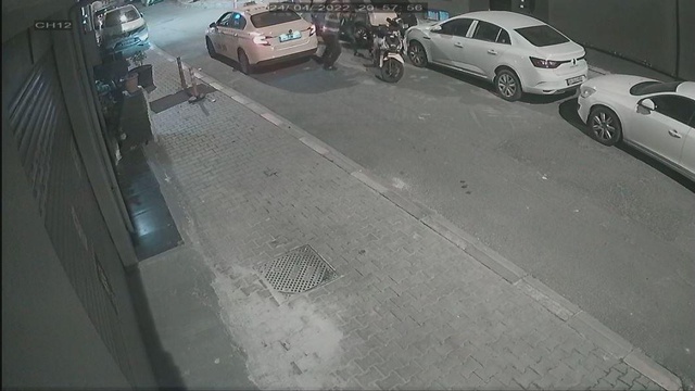 İstanbul'da taksici ile motokuryenin yumruklu kavgası kamerada! Kadın müşterinin valizini yere atıp gitti İstanbul'da taksici ile motokuryenin yumruklu kavgası kamerada! Kadın müşterinin valizini yere atıp gitti