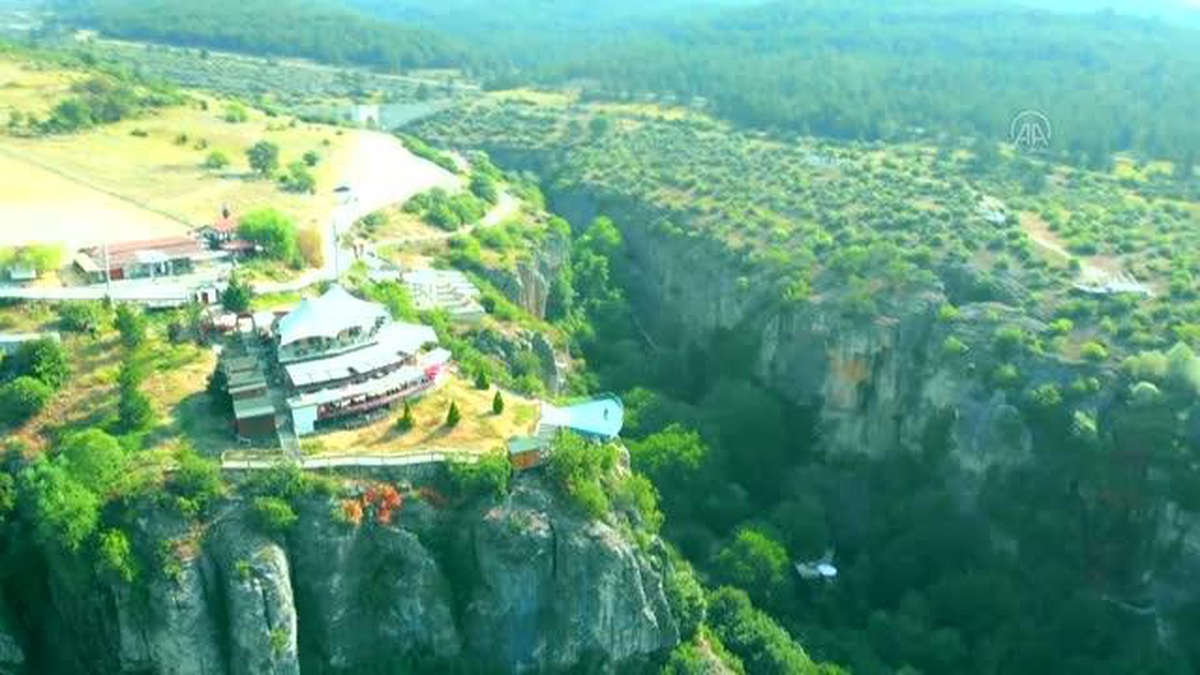 Tekerlekli sandalye dans sporcusu Yeliz Güllü, cam terasta gösteri yaptı
