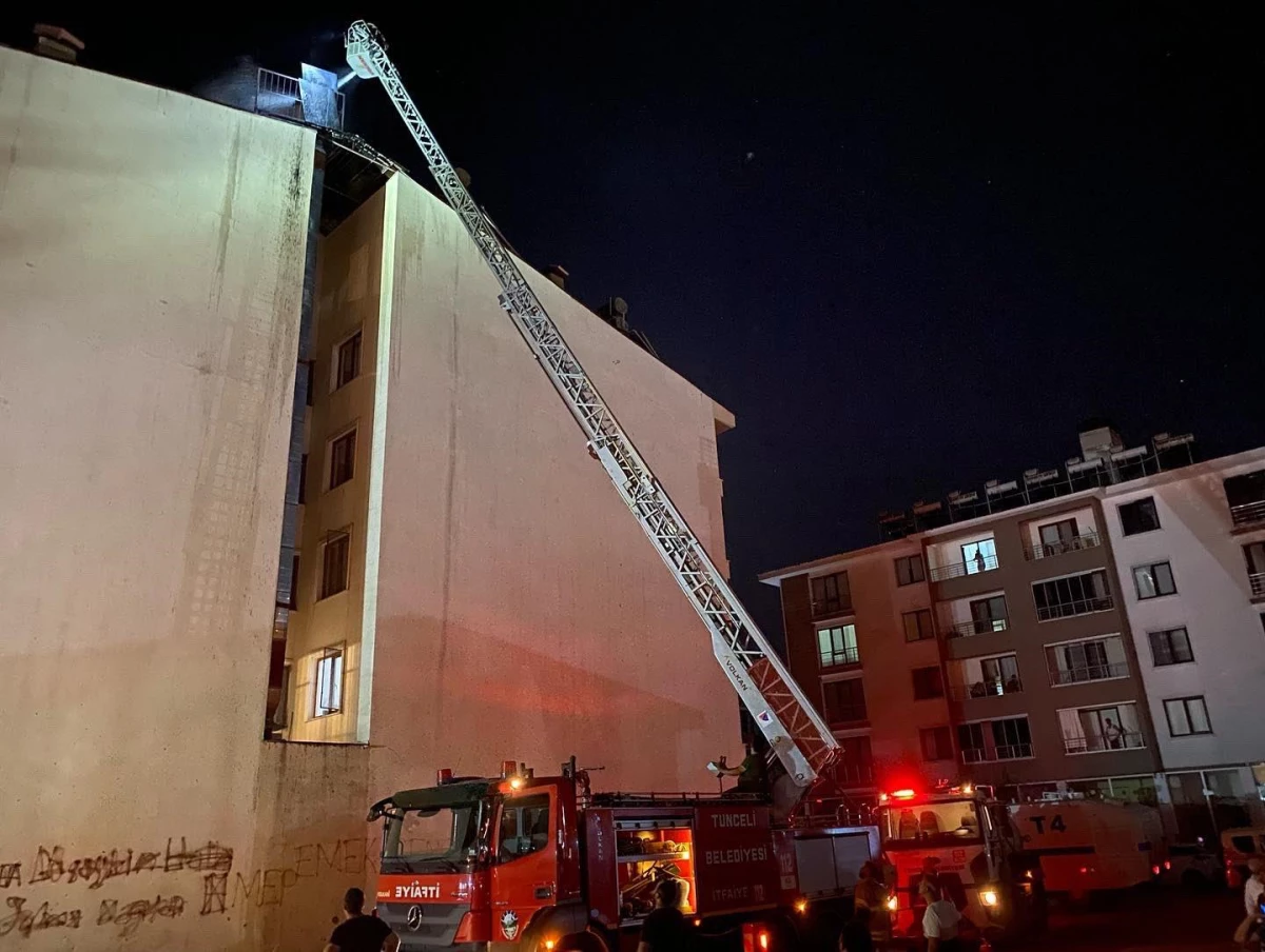 Tunceli\'de apartmanın çatısında çıkan yangın hasara neden oldu