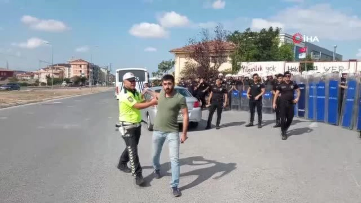 İşten çıkarılan fabrika işçileri ile polis arasında gerginlik