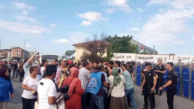 Yürek sızlatan kareler! İşten çıkarılan 350 kişi ile polis arasında arbede çıktı, işçiler fenalaştı Yürek sızlatan kareler! İşten çıkarılan 350 kişi ile polis arasında arbede çıktı, işçiler fenalaştı