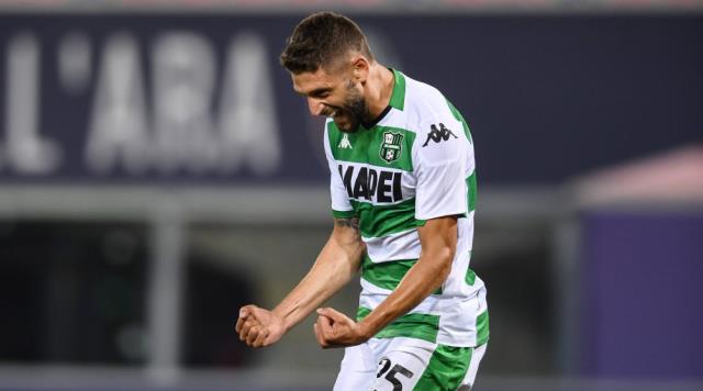 Ünlü futbolcu Berardi, taraftara tekme tokat daldı! O anlar kameralara yansıdı Ünlü futbolcu Berardi, taraftara tekme tokat daldı! O anlar kameralara yansıdı