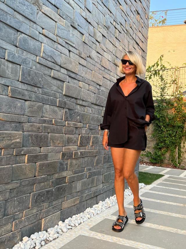 Ünlü sunucu Esra Erol'dan bomba yaz pozu: Altında bir şey yok gibi Ünlü sunucu Esra Erol'dan bomba yaz pozu: Altında bir şey yok gibi